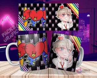 Dos tazas blancas sublimadas con diseño de Tata (BTS) y V chibi, sobre una mesa de madera con fondo de ciudad nocturna y los diseños planos flotando arriba. El fondo de la taza es negro con logos de BTS.