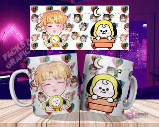 Dos tazas blancas sublimadas con diseño de Chimmy (BTS) y Jimin chibi, sobre una mesa de madera con fondo de ciudad nocturna y los diseños planos flotando arriba. El fondo de la taza presenta corazones y logos de BTS.