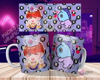 Dos tazas blancas sublimadas con diseño de Mang (BTS) y J-Hope chibi, sobre una mesa de madera con fondo de ciudad nocturna y los diseños planos flotando arriba. El fondo de la taza es morado con logos de BTS.