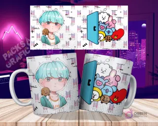 Dos tazas blancas sublimadas con diseño de Shooky (BTS) y Suga chibi, y un diseño grupal de personajes BT21 asomándose de una puerta, sobre una mesa de madera con fondo de ciudad nocturna y los diseños planos flotando arriba.
