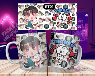 Dos tazas blancas sublimadas con diseño de RJ (BTS) y Jin chibi, con el texto 'THANKS', sobre una mesa de madera con fondo de ciudad nocturna y los diseños planos flotando arriba.
