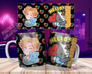 Dos tazas negras sublimadas con diseño de Koya (BTS) y RM chibi, y un diseño de Tata, Koya y Shooky asomándose de una pared con el texto 'HELLO!', sobre una mesa de madera con fondo de ciudad nocturna y los diseños planos flotando arriba.