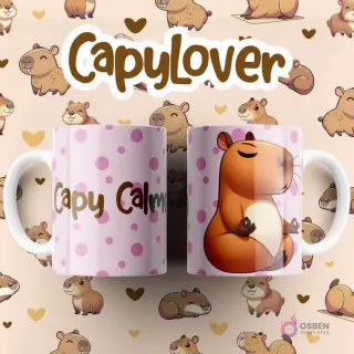 Par de tazas blancas sublimadas con diseño de capibara meditando en posición de loto sobre fondo de puntos rosas, texto 'Capy Calm'