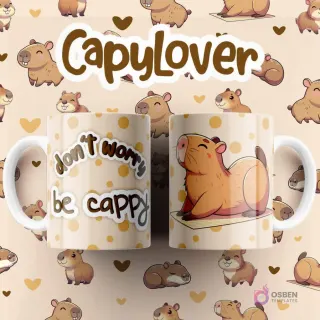 Par de tazas blancas sublimadas con diseño de capibara estirándose en posición de relax sobre una esterilla, texto 'don't worry be cappy'