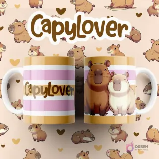 Par de tazas blancas sublimadas con diseño de dos capibaras tiernos y abrazados, texto 'CapyLover' y rayas rosas