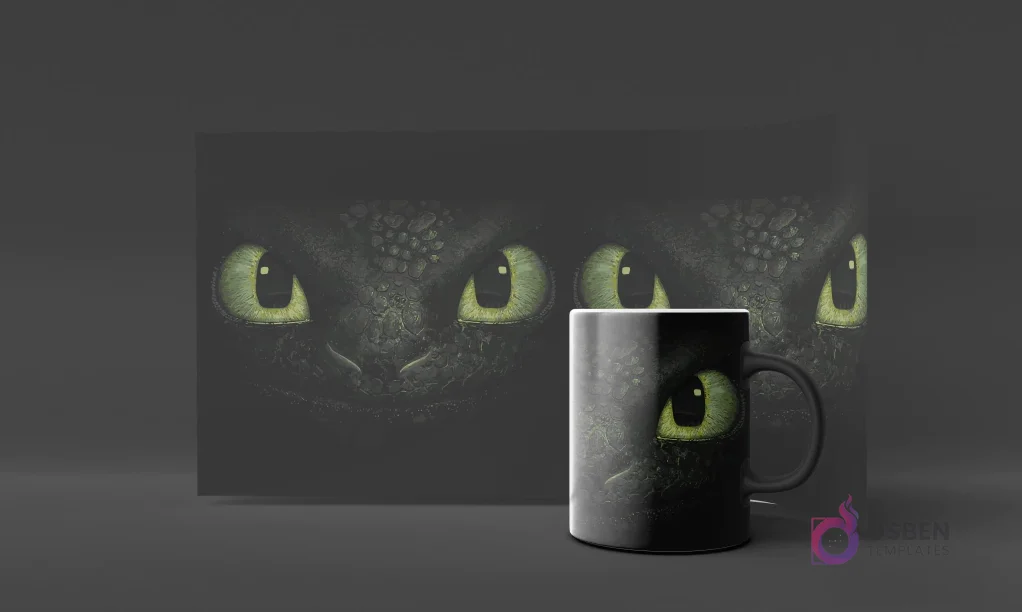 Primer plano de los ojos verdes brillantes y la piel escamosa oscura de Chimuelo de Cómo Entrenar a tu Dragón en un mockup de taza negra.
