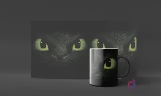 Primer plano de los ojos verdes brillantes y la piel escamosa oscura de Chimuelo de Cómo Entrenar a tu Dragón en un mockup de taza negra.