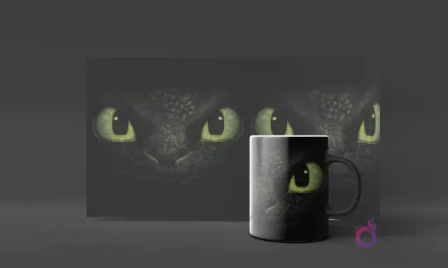 Primer plano de los ojos verdes brillantes y la piel escamosa oscura de Chimuelo de Cómo Entrenar a tu Dragón en un mockup de taza negra.