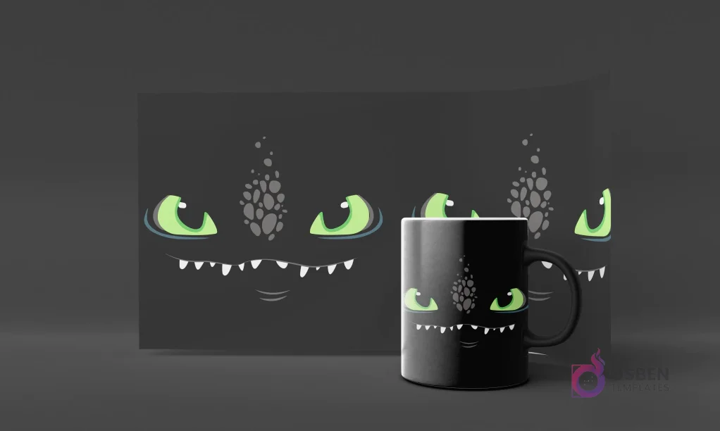 Diseño de la cara de Chimuelo con una expresión sonriente y dientes pequeños, sobre un fondo oscuro, en un mockup de taza negra.