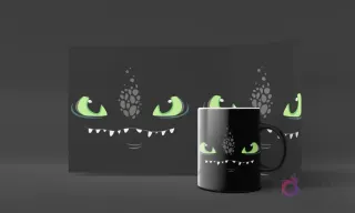 Diseño de la cara de Chimuelo con una expresión sonriente y dientes pequeños, sobre un fondo oscuro, en un mockup de taza negra.