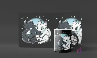 Diseño de bebés Chimuelo, Furia Nocturna y Furia Luminosa abrazados tiernamente sobre un fondo azul claro, en un mockup de taza con reflejos blancos.