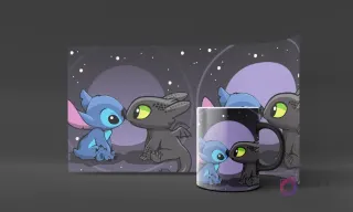 Diseño de Chimuelo y Stitch, el personaje de Disney, dándose un beso de narices en un fondo estrellado morado, en un mockup de taza con degradado.