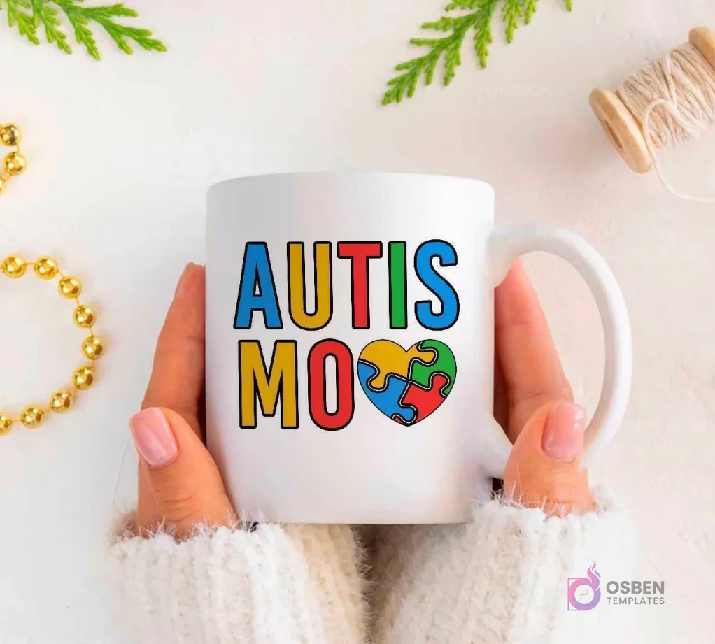 Manos sujetando una taza blanca con la palabra 'AUTISMO' en colores vivos y un corazón con piezas de puzzle. Rodeada de hilos y cuentas doradas.