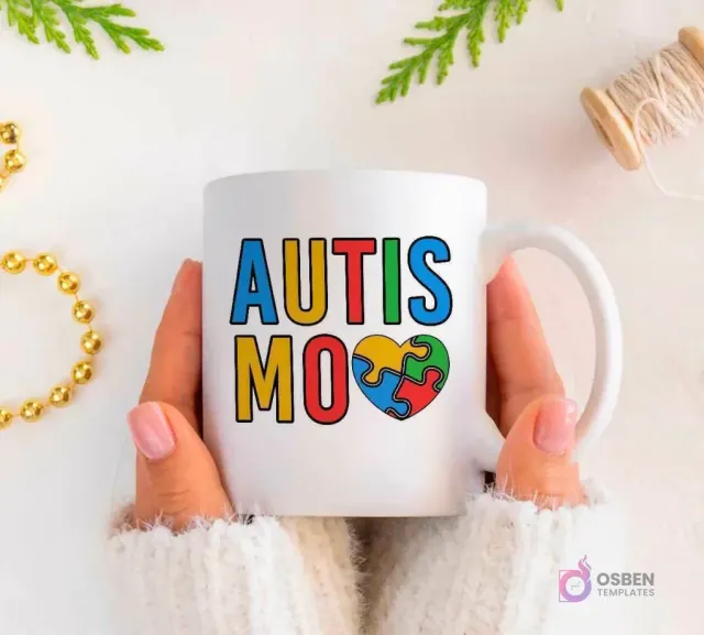 Manos sujetando una taza blanca con la palabra 'AUTISMO' en colores vivos y un corazón con piezas de puzzle. Rodeada de hilos y cuentas doradas.