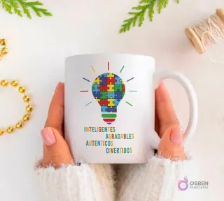 Manos sujetando una taza blanca con un diseño de bombilla formada por piezas de puzzle de colores y las palabras 'INTELIGENTES, AGRADABLES, AUTÉNTICOS, DIVERTIDOS'.