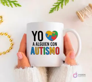 Manos sujetando una taza blanca con la frase 'YO ❤️ A ALGUIEN CON AUTISMO' donde el corazón es un puzzle de colores.