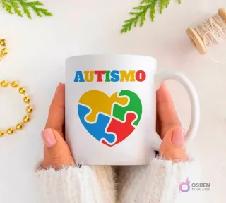 Manos sujetando una taza blanca con la palabra 'AUTISMO' y un gran corazón formado por cuatro piezas de puzzle de colores primarios.