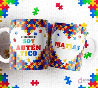 Dos tazas blancas con diseños de autismo sobre un fondo de piezas de puzzle. Una dice 'NO SOY DIFERENTE SOY AUTÉNTICO' y la otra lleva el nombre 'MATÍAS'.