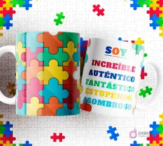 Dos tazas blancas con diseños de autismo sobre un fondo de piezas de puzzle. Una tiene un patrón completo de puzzles, la otra frases positivas como 'SOY INCREÍBLE, AUTÉNTICO, FANTÁSTICO'.
