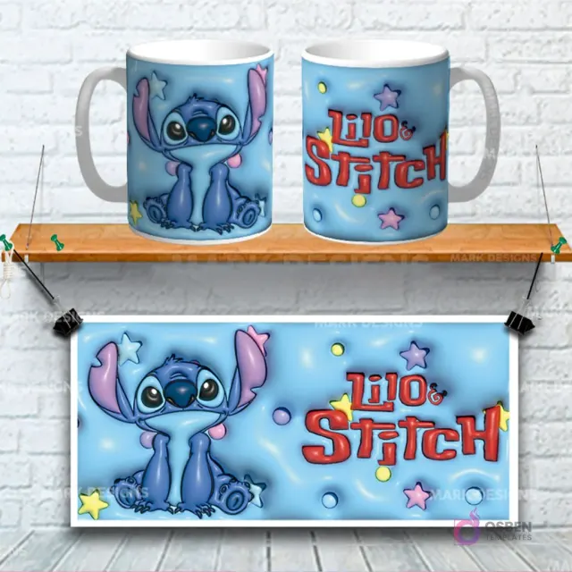 Taza sublimada con diseño 3D de Lilo y Stitch sobre fondo azul con estrellas