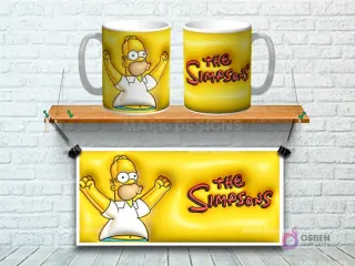 Taza sublimada con diseño 3D de Homer Simpson feliz sobre fondo amarillo con logo Los Simpsons
