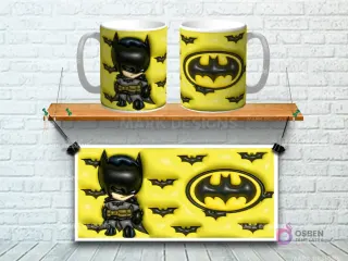 Taza sublimada con diseño 3D de Batman estilo chibi con logo de murciélago sobre fondo amarillo