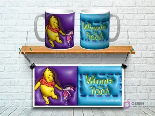 Taza sublimada con diseño 3D de Winnie the Pooh y Piglet, fondo morado y azul cosido