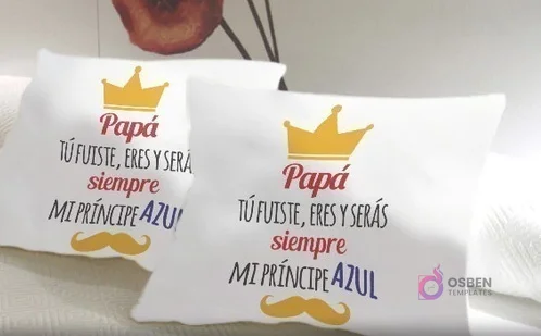 Dos cojines blancos de sublimación con el mensaje 'Papá, tú fuiste, eres y serás siempre mi Príncipe Azul' en azul, rojo y dorado, con una corona y un bigote.