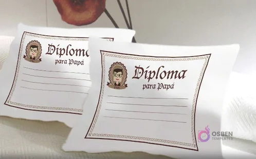 Dos cojines blancos mostrando una plantilla de 'Diploma para Papá' con bordes decorativos y un espacio para rellenar, lista para sublimación, un regalo personalizable.