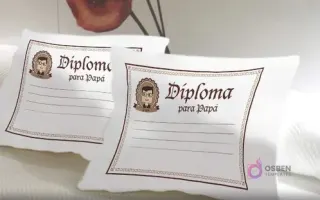 Dos cojines blancos mostrando una plantilla de 'Diploma para Papá' con bordes decorativos y un espacio para rellenar, lista para sublimación, un regalo personalizable.