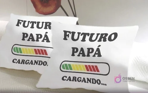 Dos cojines blancos con el diseño 'FUTURO PAPÁ CARGANDO...' en negro, acompañado de una barra de progreso que va de verde a rojo, un regalo divertido para futuros padres.