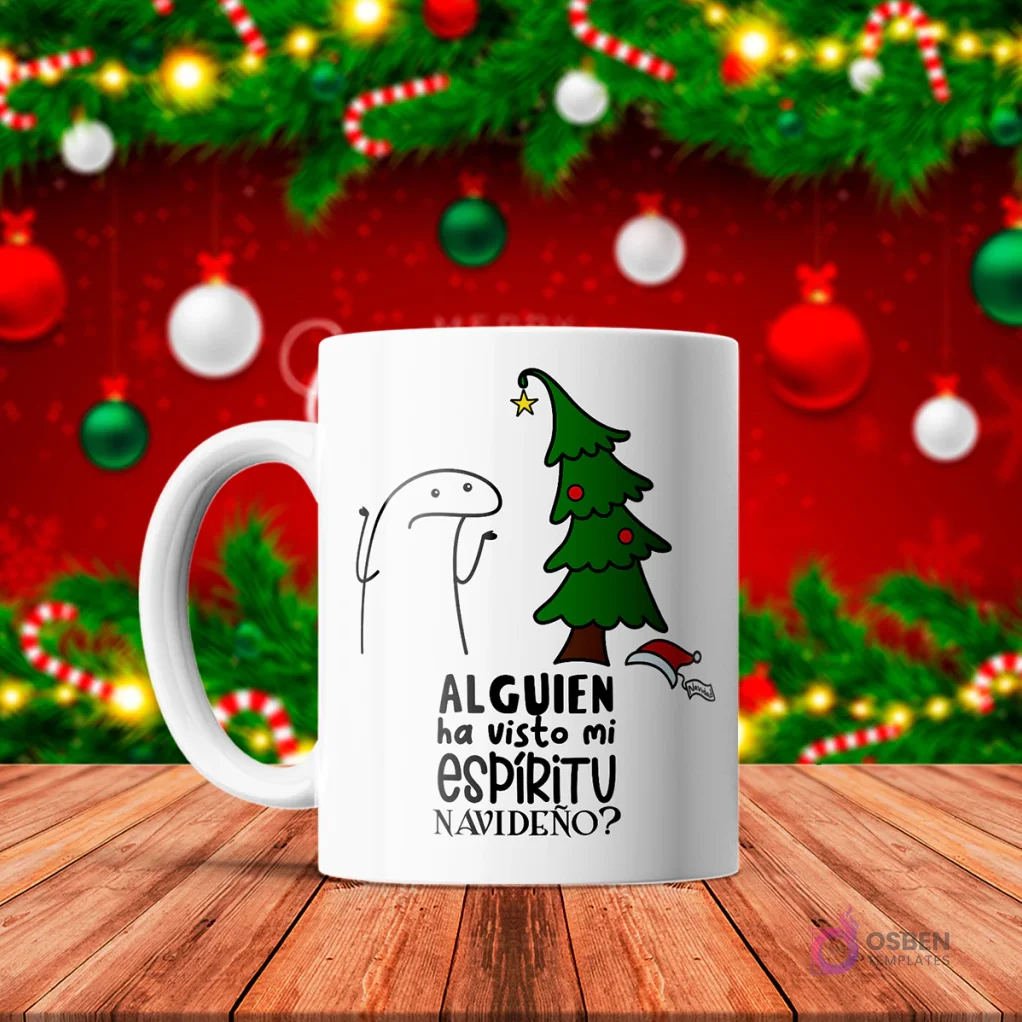 Taza de sublimación blanca con Flork junto a un árbol de Navidad pequeño y gorro de Santa caído, pregunta '¿ALGUIEN ha visto mi ESPÍRITU NAVIDEÑO?' con fondo rojo festivo.