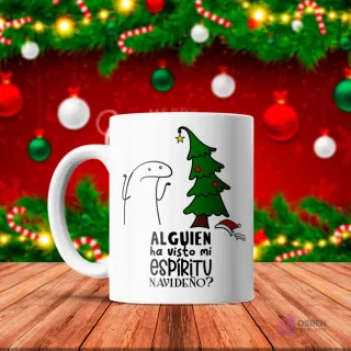 Taza de sublimación blanca con Flork junto a un árbol de Navidad pequeño y gorro de Santa caído, pregunta '¿ALGUIEN ha visto mi ESPÍRITU NAVIDEÑO?' con fondo rojo festivo.