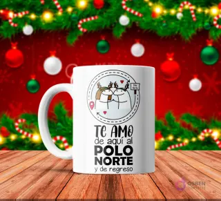 Taza de sublimación blanca con dos Florks abrazándose dentro de un círculo con mapa de polo norte, texto 'TE AMO de aquí al POLO NORTE y de regreso' con fondo navideño.