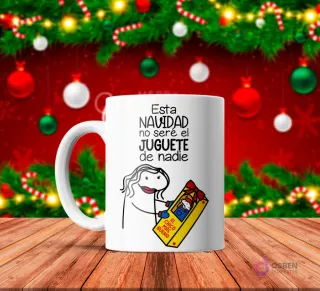 Taza de sublimación blanca con Flork de cabello largo sosteniendo una caja de juguete 'El Chico Malo Bueno', texto 'Esta NAVIDAD no seré el JUGUETE de nadie' con fondo navideño.