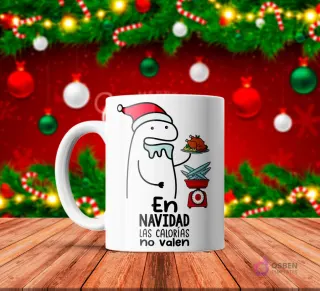 Taza de sublimación blanca con Flork llevando gorro de Santa, sosteniendo un pavo asado y junto a una balanza con papas fritas, texto 'En NAVIDAD las calorías no valen' con fondo festivo.