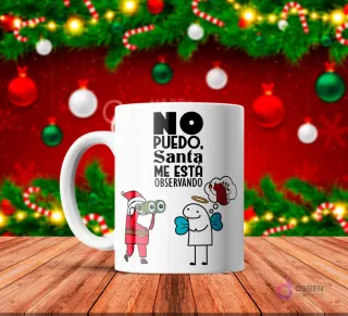 Taza de sublimación blanca con Flork alado y con un corazón, y Santa Claus con binoculares observándolo, texto 'NO PUEDO, Santa ME ESTÁ OBSERVANDO' con fondo rojo navideño.