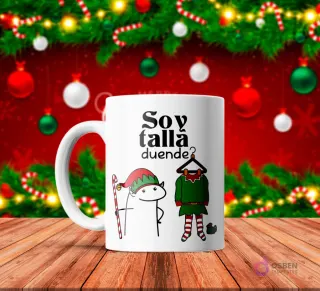 Taza de sublimación blanca con Flork con gorro de elfo y bastón de caramelo, junto a un perchero con un traje de duende, texto 'Soy talla duende?' con fondo festivo.