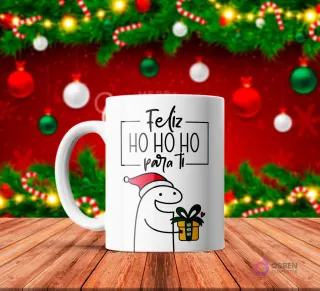 Taza de sublimación blanca con Flork con gorro de Santa entregando un regalo, texto 'Feliz HO HO HO para ti' con marco, sobre fondo navideño rojo.