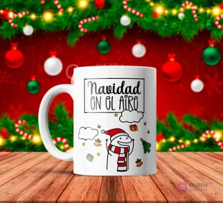 Taza de sublimación blanca con Flork con gorro de Santa y bufanda, brazos alzados, rodeado de nubes, campanas y regalos, texto 'Navidad EN EL AIRE' con fondo navideño rojo.