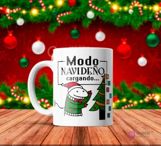 Taza de sublimación blanca con Flork con gorro de Santa y suéter navideño, conectado a un enchufe cargando un árbol de Navidad con luces, texto 'Modo NAVIDEÑO cargando...' con fondo festivo.