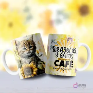Mockup de dos tazas, una con diseño de gatito atigrado marrón de ojos azules con rama floral entre girasoles y otra con frase 'GIRASOLES Y GATOS HACEN QUE MI CAFÉ SEA PERFECTO'.