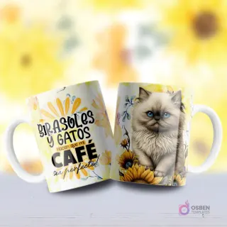 Mockup de dos tazas, una con diseño de gatito persa claro de ojos azules brillantes entre girasoles y otra con frase 'GIRASOLES Y GATOS HACEN QUE MI CAFÉ SEA PERFECTO'.