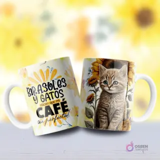 Mockup de dos tazas, una con diseño de gatito atigrado marrón de ojos verdes y expresión tierna entre girasoles y otra con frase 'GIRASOLES Y GATOS HACEN QUE MI CAFÉ SEA PERFECTO'.