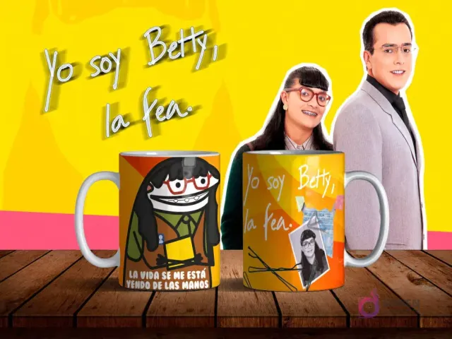 Dos tazas de sublimación con diseños de Flork Betty la Fea, una con la frase 'LA VIDA SE ME ESTÁ YENDO DE LAS MANOS' y otra con Betty Pinzón original, sobre mesa de madera con fondo amarillo y personajes de la telenovela.