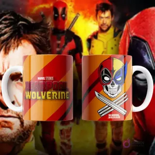 Taza de sublimación blanca con diseño de dos mitades de máscaras de Deadpool y Wolverine unidas en forma de corazón, sobre fondo amarillo y rojo, texto 'Deadpool & Wolverine'.