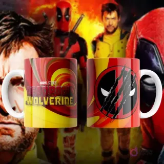 Taza de sublimación blanca con diseño de calavera de Deadpool con máscara de Wolverine en la frente y garras cruzadas, fondo amarillo y rojo con texto 'Deadpool & Wolverine'.
