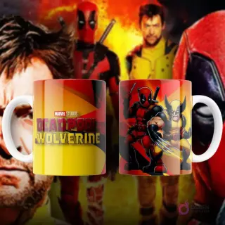 Taza de sublimación blanca con diseño del logo de Deadpool en forma de huella de garra de Wolverine, sobre espiral roja y amarilla, con texto 'Deadpool & Wolverine'.