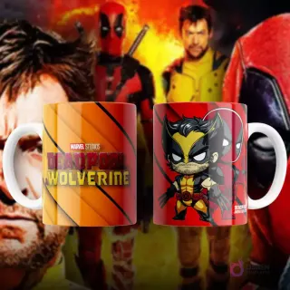 Taza de sublimación blanca con ilustraciones estilo cómic de Deadpool y Wolverine en pose dinámica de acción, sobre fondo degradado.