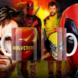 Taza de sublimación blanca con ilustración chibi (estilo caricatura) de Wolverine con garras extendidas, sobre fondo rojizo y amarillo.